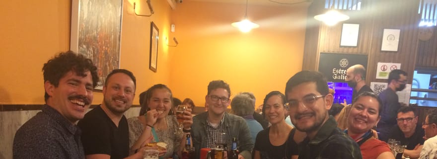 Santiago: Tour guidato per buongustai con bevande, tapas e musica dal vivo