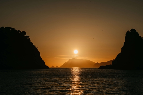 Amalfi : Excursion en bateau en petit groupe sur la côte amalfitaine au coucher du soleil