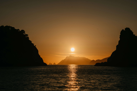 Amalfi: Wycieczka łodzią w małej grupie o zachodzie słońca po wybrzeżu Amalfi