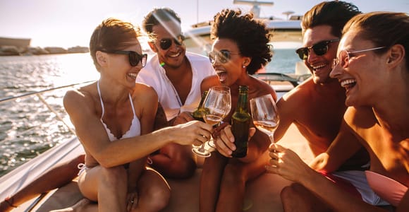 Amalfiküste: Bootstour bei Sonnenuntergang mit Obst und Getränken