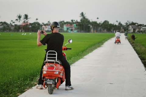 Tour gastronómico nocturno por Hoi An en scooter eléctricoVisita en grupo