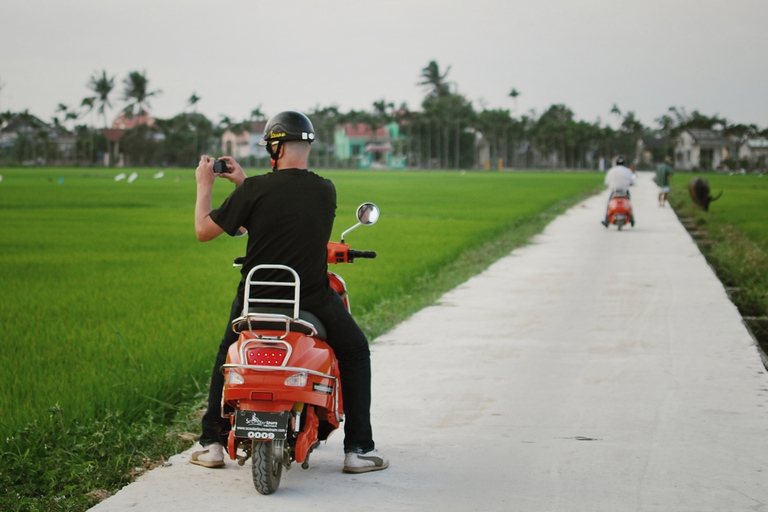 Tour gastronómico nocturno por Hoi An en scooter eléctricoVisita en grupo