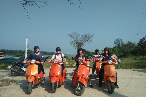 Visite gastronomique en soirée à Hoi An en scooter électriqueVisite de groupe