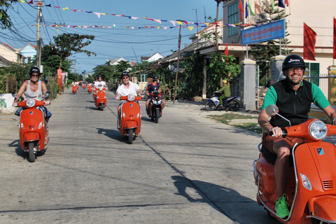 Tour gastronómico nocturno por Hoi An en scooter eléctricoVisita en grupo