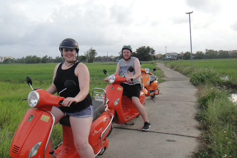 Visite gastronomique en soirée à Hoi An en scooter électriqueVisite de groupe