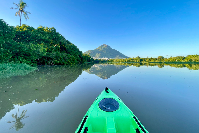 Mauricio: tour guiado en kayak por el río TamarinMauricio: tour guiado en kayak al atardecer en el río Tamarin