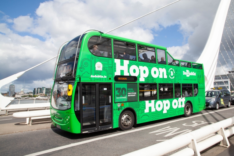 Dublín: Traslado al aeropuerto y billete de autobús Hop-On Hop-OffBillete de ida y vuelta del Expreso del Aeropuerto de Dublín y billete Hop-on Hop-off de 48 horas