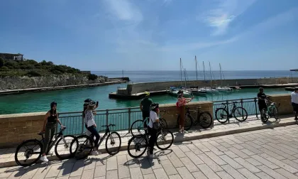 Monopoli: Apulische Strände E-Bike Tour mit Sandwich und Wein