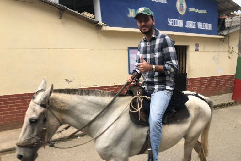 Medellín: auténtico paseo a caballo colombianoPaseo a caballo colombiano y recogida en Parque Lleras