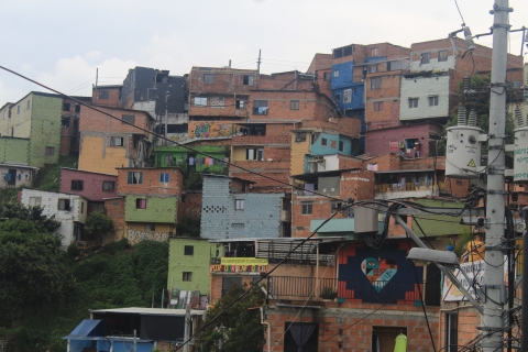 Medellín: Historic Comuna 13 Graffiti Tour with Local Guide