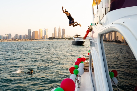Dubai: Yachtfahrt & Rutsche, Schwimmen & Schnorcheln mit BBQ-Mittagessen