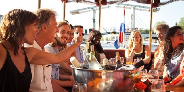 Amsterdam: Private Luxury Cruise with Pizza and Drinks