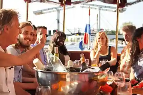 Amsterdam: Private Luxuskreuzfahrt mit Pizza und Getränken