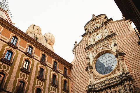 Desde Barcelona: Montserrat Tour guiado con múltiples opcionesExcursión a Montserrat con Comida Tradicional y Vino