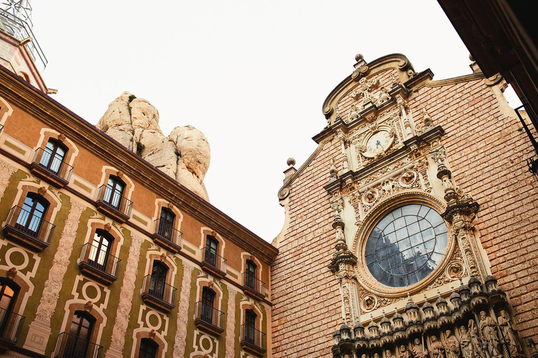 Depuis Barcelone : Visite guidée de Montserrat avec options multiplesVisite de Montserrat avec déjeuner traditionnel et vin