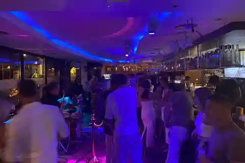 Marbella: Nightlife Club Tour Puerto Banus incl. transportation and drinks