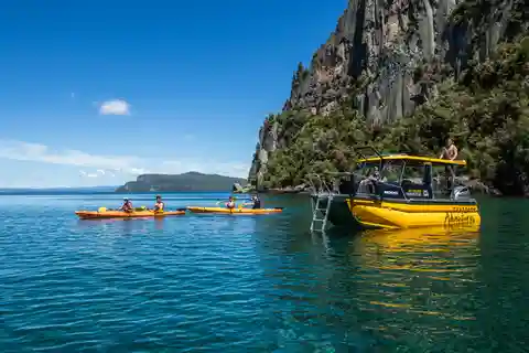 Kinloch: Catamaran cruise over het Taupomeer met paddleboarden