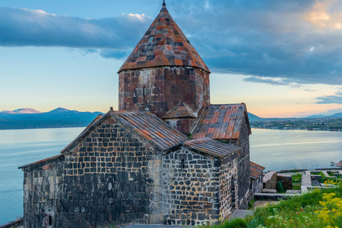 De Yerevan: Templo de Garni - Mosteiro de Geghard - Lago SevanViagem através dos séculos: Tour particular com guia de turismo