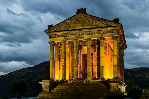 De Yerevan: Templo de Garni - Mosteiro de Geghard - Lago SevanViagem através dos séculos: Tour particular com guia de turismo