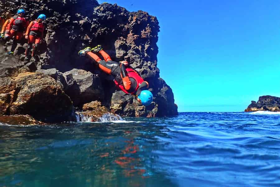 São Miguel: Coasteering-Erlebnis in Caloura. Foto: GetYourGuide