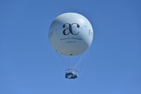 Epernay: Balon na ogrzane powietrze zacumowany nad winnicamiZacumowany balon na ogrzane powietrze nad winnicami
