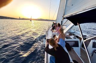Barcelona: Private Luxus-Yachtfahrt bei Sonnenuntergang