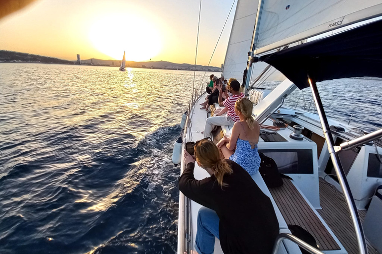 Barcelona: Luxury Private Sunset Yacht Cruise