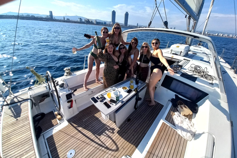 Barcelona: Luxury Private Sunset Yacht Cruise