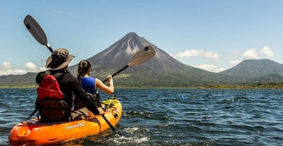 La Fortuna: Lake Arenal Guided Kayaking Trip with Fruit