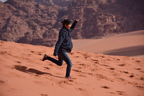 Desde Amman: Petra, Wadi Rum, viaje de 2 días al Mar Rojo y al Mar MuertoTienda de lujo