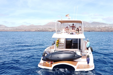 Lanzarote : Experiencia en catamarán con actividades acuáticasCatamarán privado hasta 12 pasajeros