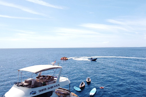 Puerto del Carmen: passeio de catamarã com esportes aquáticosCatamarã particular de 8 horas