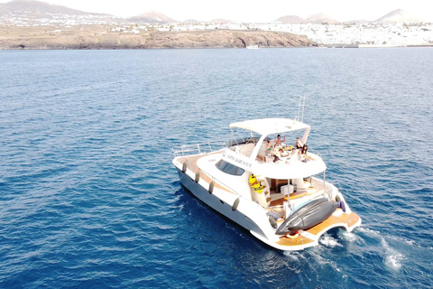 Puerto del Carmen: passeio de catamarã com esportes aquáticosCatamarã particular de 8 horas