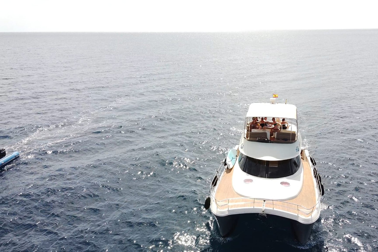 Puerto del Carmen: passeio de catamarã com esportes aquáticosCatamarã particular de 8 horas