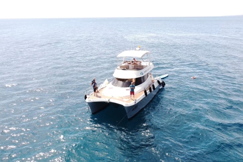 Lanzarote : Experiencia en catamarán con actividades acuáticasCatamarán privado hasta 12 pasajeros