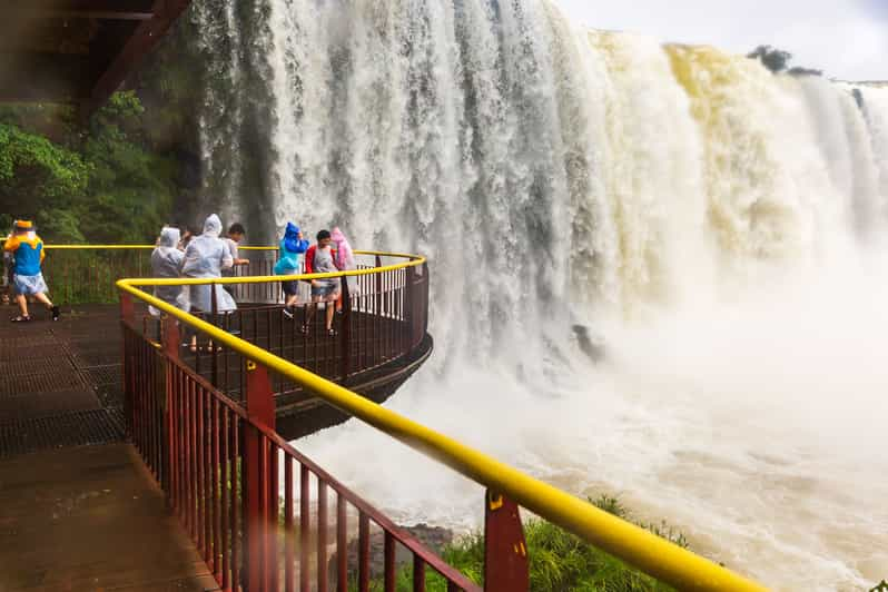 Foz Do Igua U Braziliaanse Kant Van Igua U Watervallen En Filmauto S