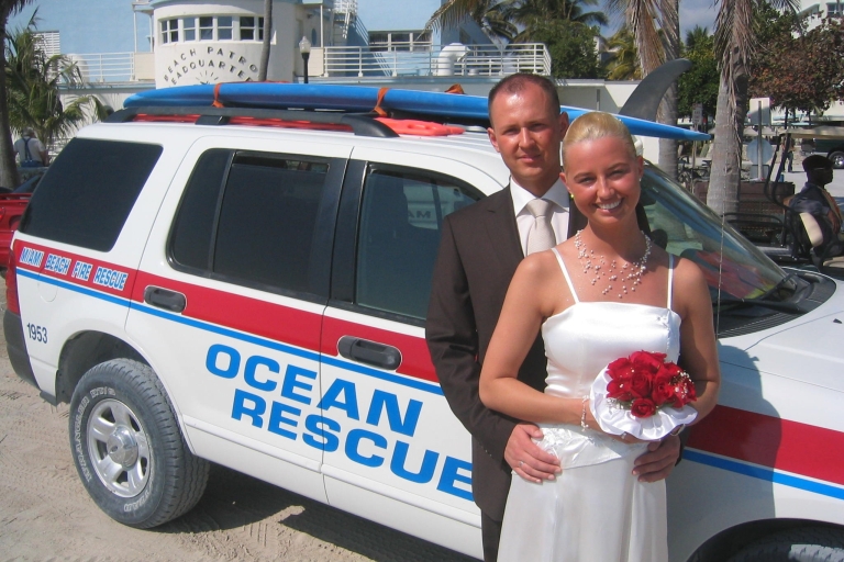 Miami: Beach Wedding of Renewal of LowsStrandvernieuwing van geloften met 100 foto's, bloemen en champagne