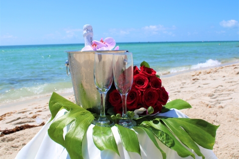 Miami: Beach Wedding of Renewal of LowsStrandhuwelijk met 100 foto's, bloemen en champagne