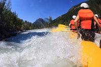 Golden, BC, Kicking Caballo Río Medio Día Whitewater Rafting - Hizvo
