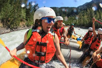 Golden, BC, Kicking Caballo Río Medio Día Whitewater Rafting - Hizvo
