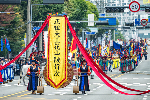 Seúl: excursión de un día al 62.º Festival Cultural de Suwon Hwaseong27 de septiembre | Excursión a la aldea tradicional y a Hwaseong, desde Myeongdong