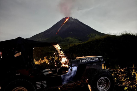 Yogyakarta: Merapi Lava View with Jeep Night Tour & campfire
