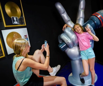 Paris: Grèvin Wax Museum and Seine River Cruise Tickets