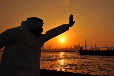 Dubaï : coucher du soleil au Burj Khalifa sur un AbraDubaǐ : coucher du soleil au Burj Khalifa sur un Abra