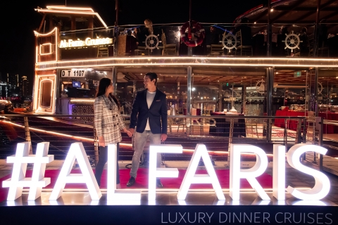 Dubai Canal: Luxus-Dinner-Bootsfahrt mit Transfer-OptionenBootsfahrt mit Transfer und Hausgetränken