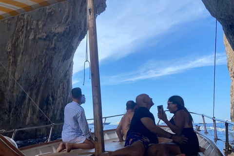 Capri: passeio de barco com mergulho, limoncello e lanche