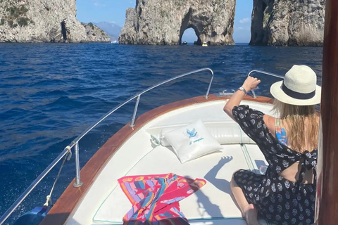 Capri: passeio de barco com mergulho, limoncello e lanche