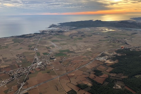 Costa Brava: heteluchtballonvlucht met een Catalaans ontbijtFamilievlucht: 2 volwassenen en 2 kinderen (gedeeld)