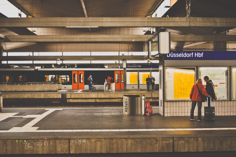 Düsseldorf: Scavenger Hunt Self-Guided TourFrakt inom Tyskland