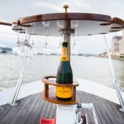 Budapest: crociera privata in yacht sul Danubio con drink di benvenuto